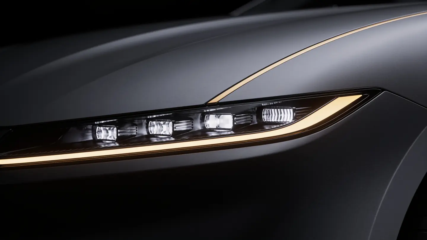 Detail eines LED-Scheinwerfers, entlang der Karosseriekante verläuft eine goldene Lichtlinie