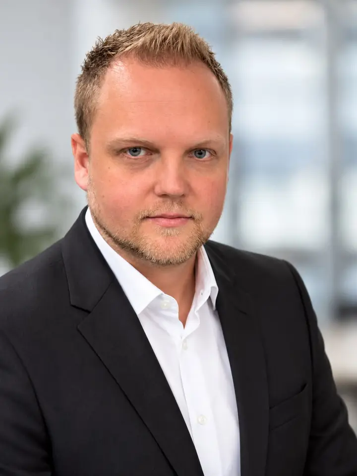 Porträt von Sören Scheltmann, Kfz-Technikermeister und Kfz-Sachverständiger